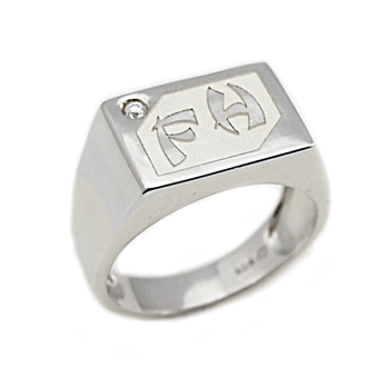 Chevaliere homme argent rectangle avec oxyde de zirconium fond blanc sablé.