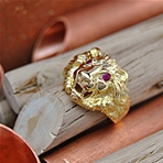 Bague chevalière tête de lion or 9k - yeux rouges - Modèle Orleac